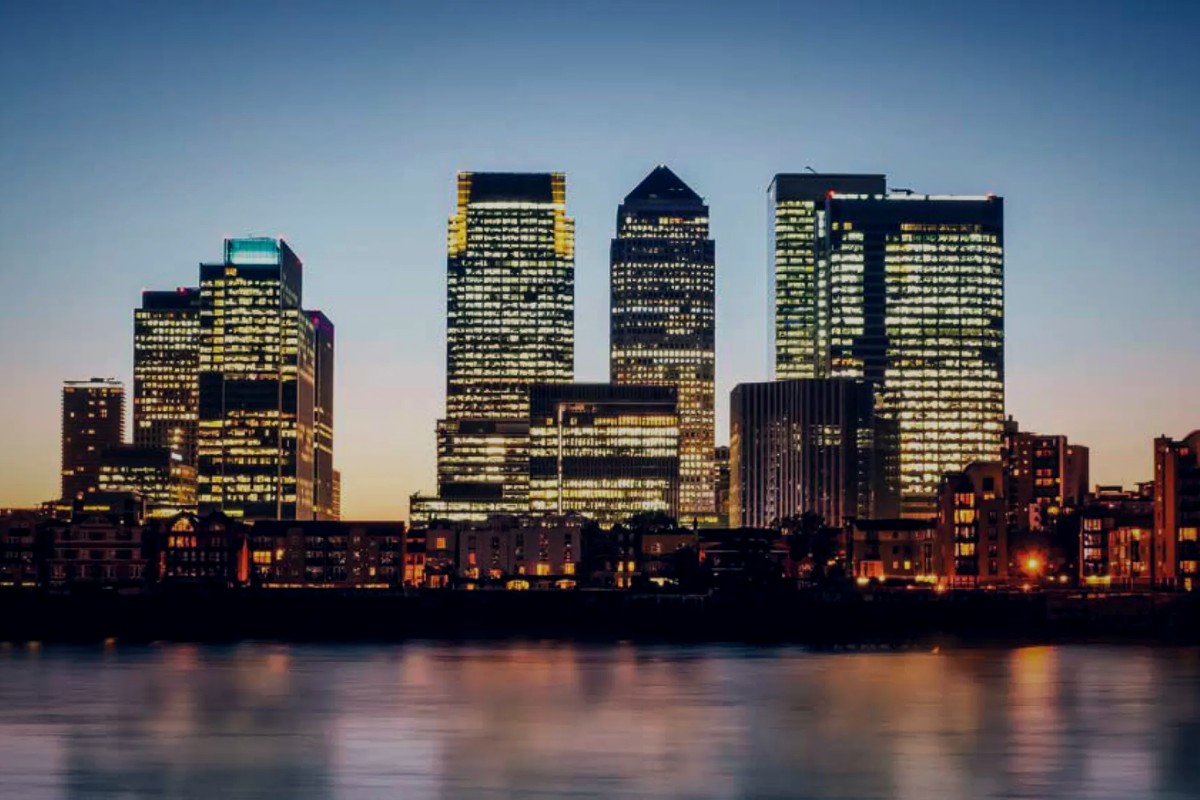 Canary Wharf skyline at dusk with the HSBC headquarters at 8 Canada Square